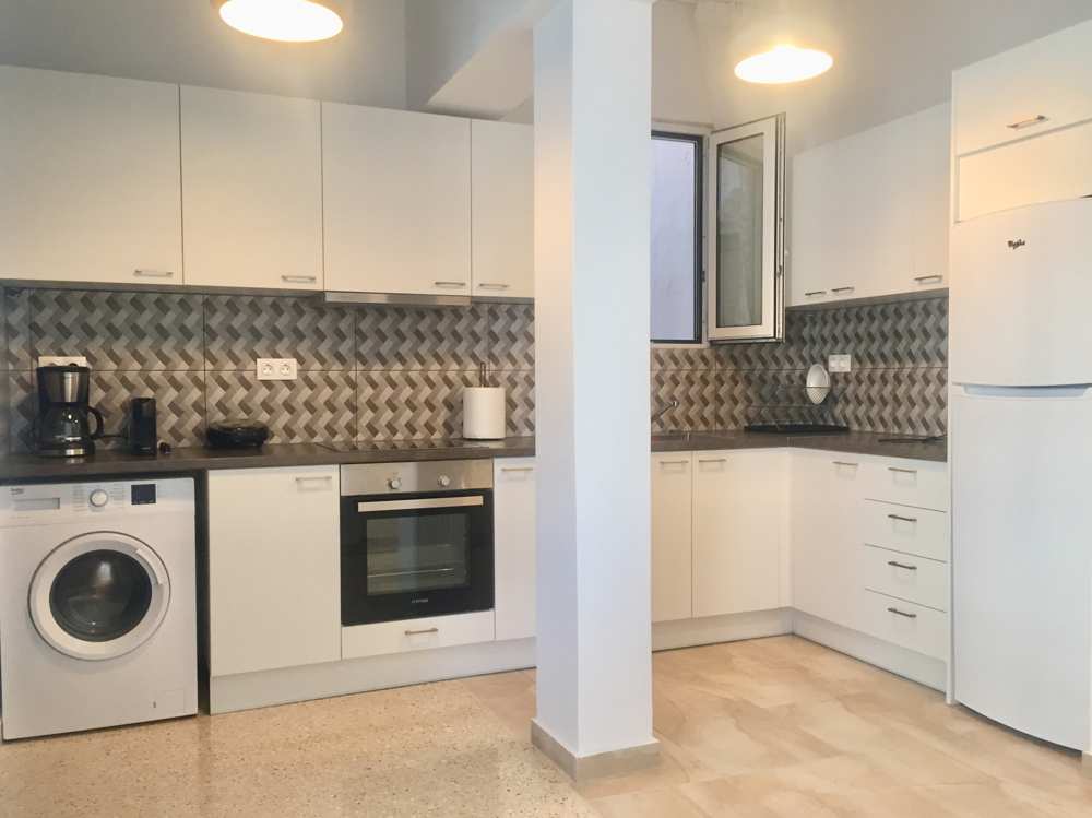 Fully equipped kitchen with oven and hob, Monastiraki, Athens