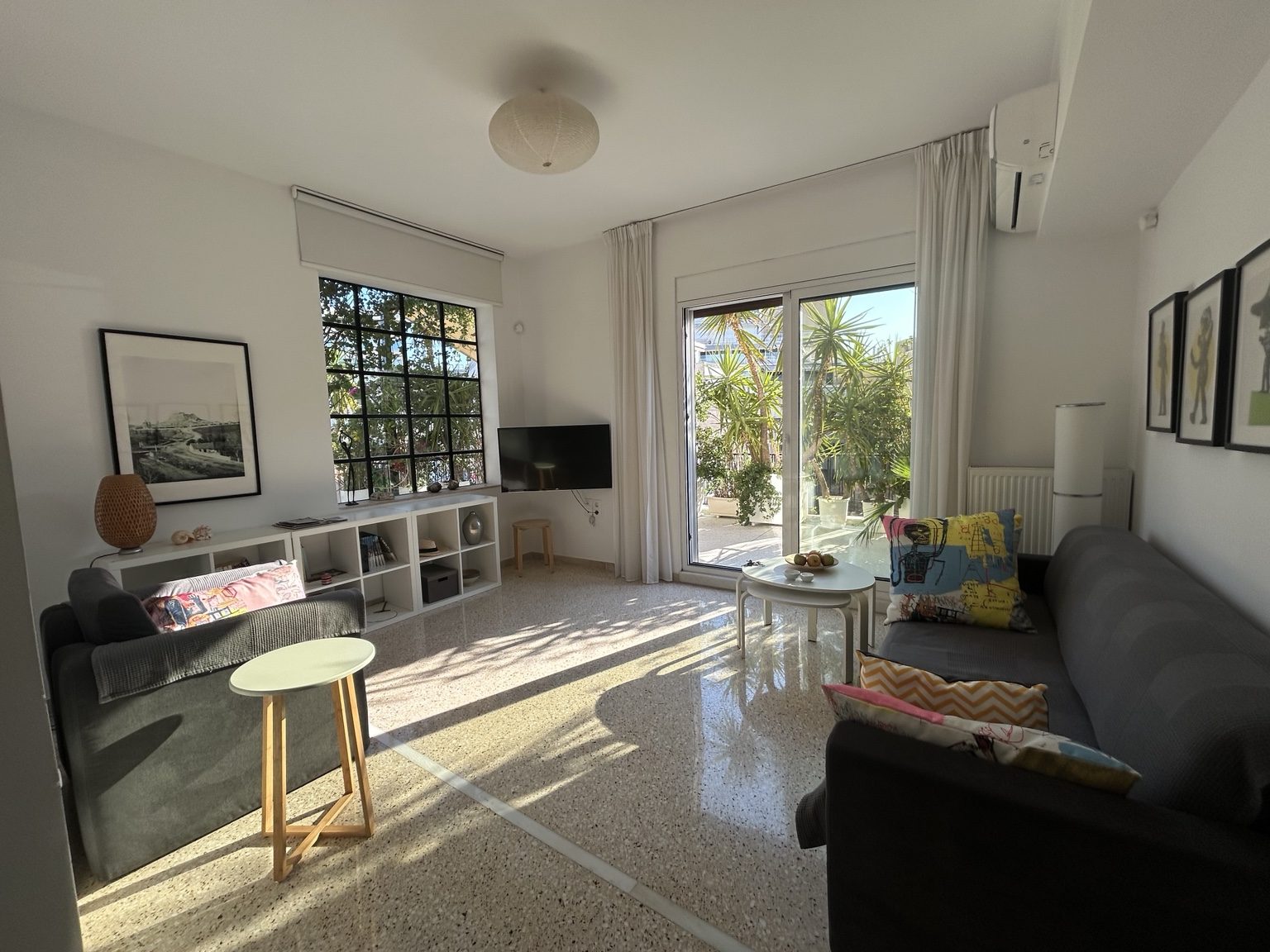 Bright living room opening onto the terrace